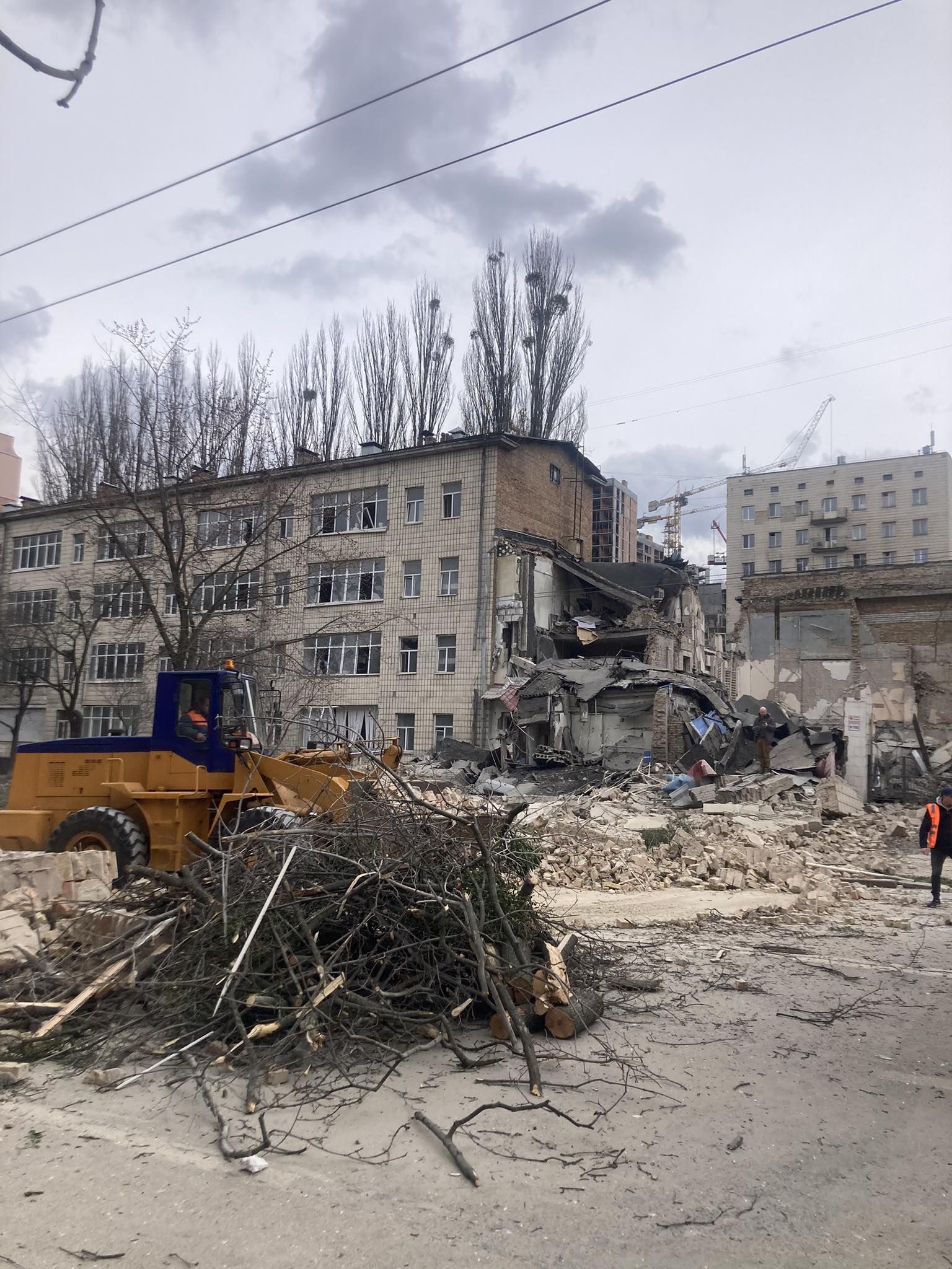 Ворожа ракета зруйнувала в Києві частину будівлі Академії імені Бойчука, фото