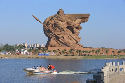 У Чжинчжоу встановили 48-метрового бога війни