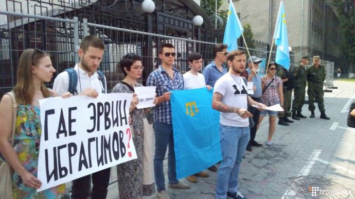 Посольство Росії у Києві пікетували через викрадення людей в Криму