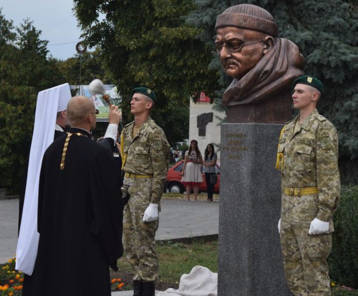 У Черкасах відкрили пам’ятник генералові-прикордоннику Ігорю Момоту