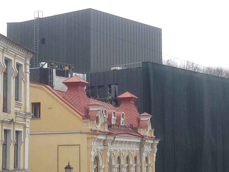 Кияни шоковані новим фасадом театру на Андріївському узвозі (фото)