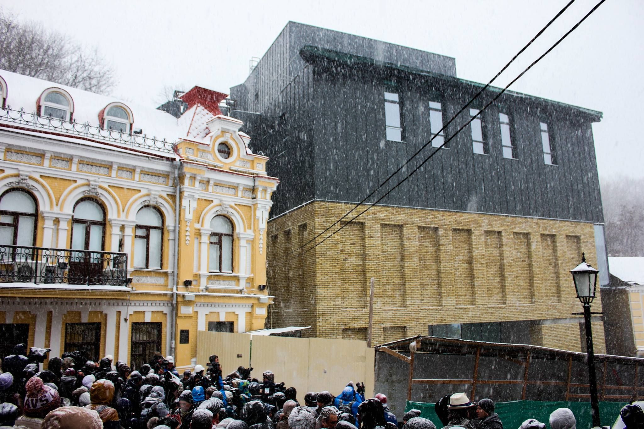 Театр на Подолі показав свій новий фасад, що спричинив до скандалу