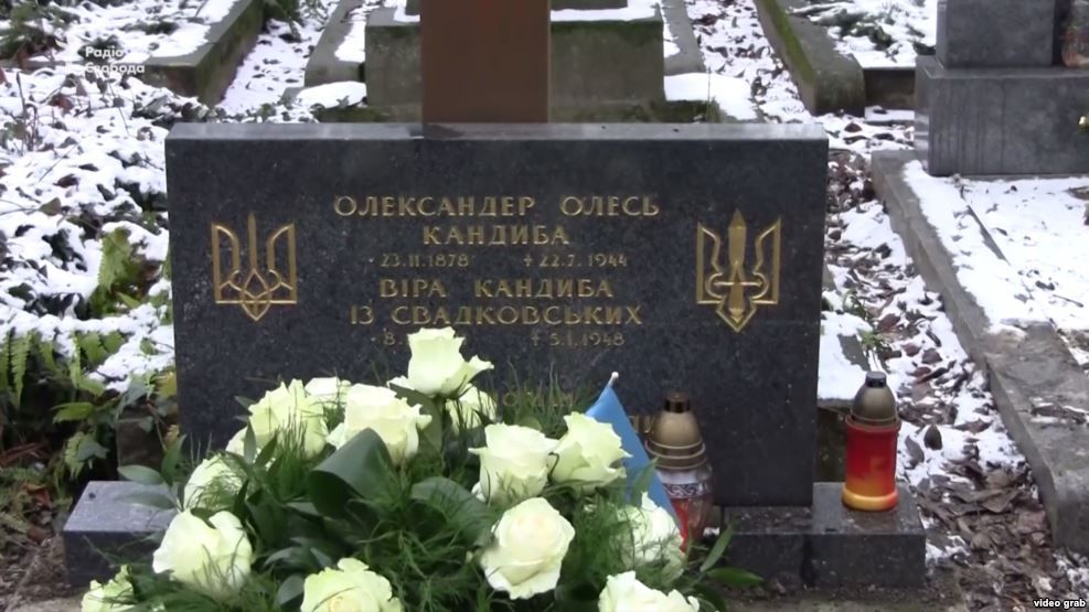 Правнуки Олександра Олеся погодилися на перепоховання його останків в Україні