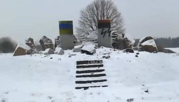 Російські ЗМІ завчасно повідомили про наругу над меморіалом загиблим полякам під Львовом (фото)