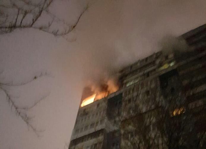 У Дніпрі з палаючого будинку евакуювали 200 людей (фото)