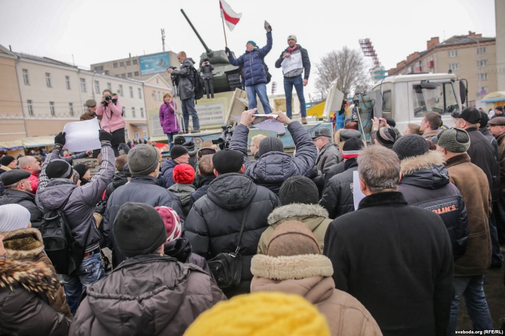 У Гомелі білоруси вимагали скасувати податок на безробіття на "Марші недармоїдів" (фото)