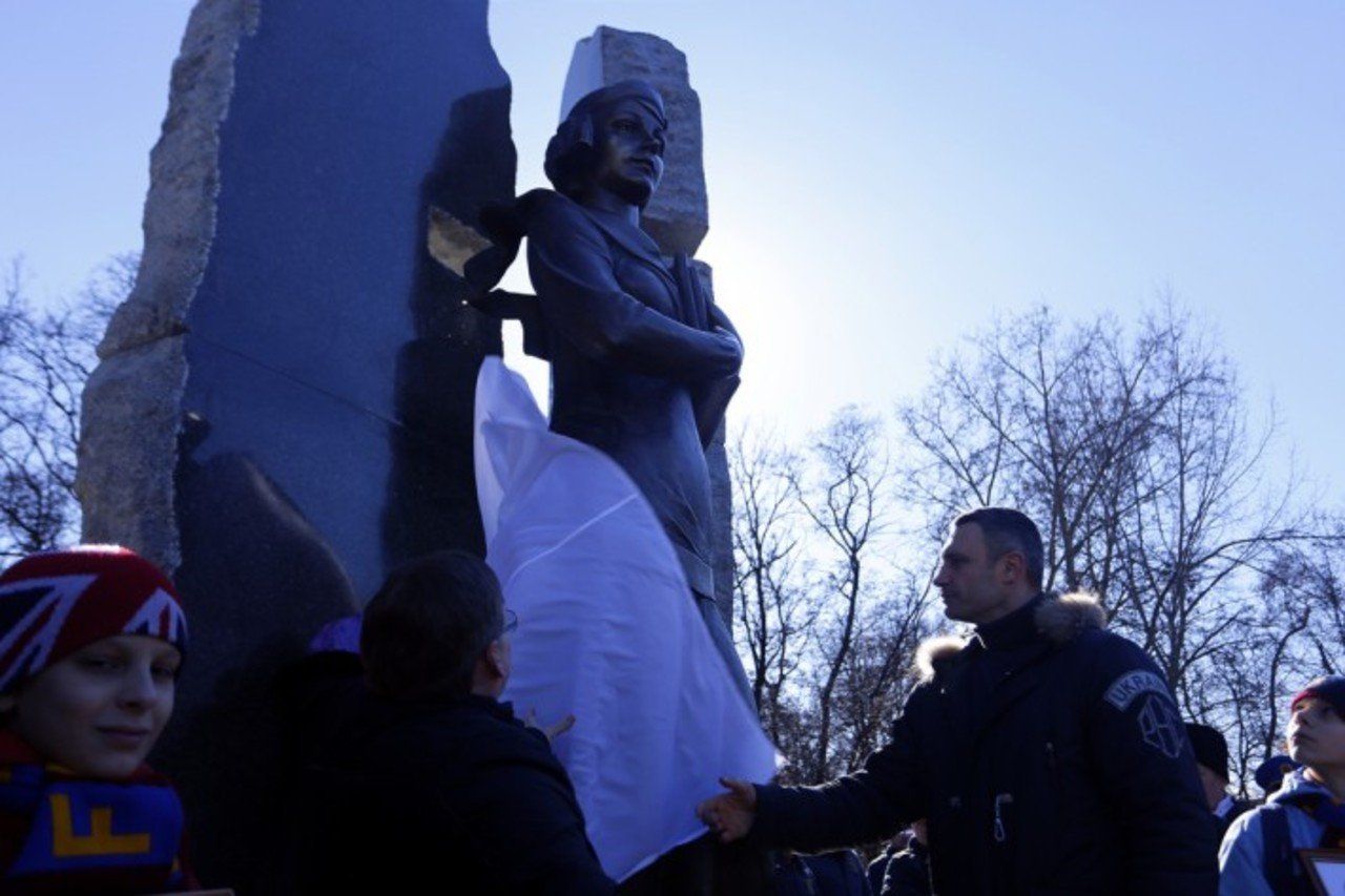 У Бабиному Яру відкрили пам’ятник Олені Телізі (фото)