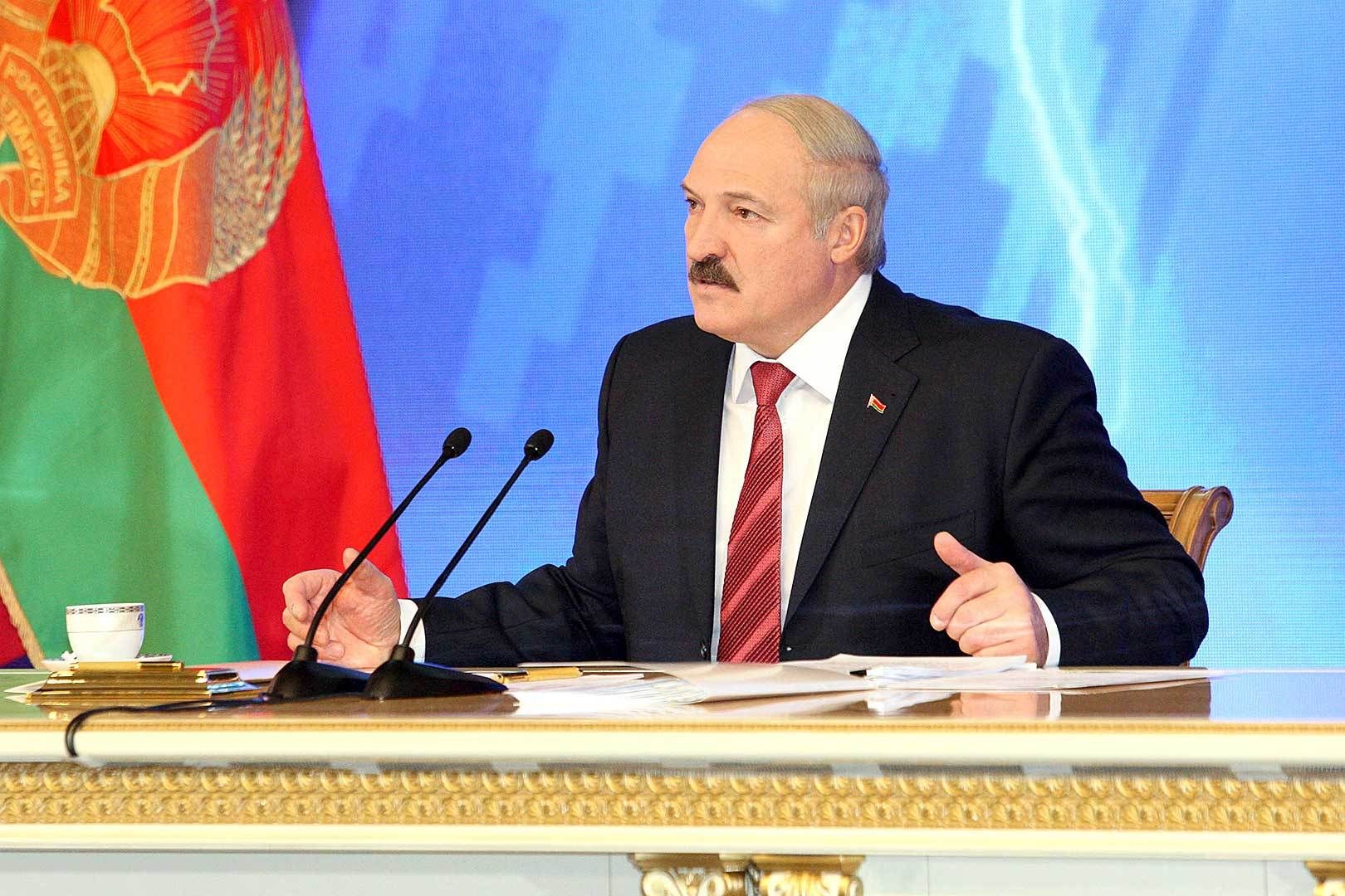 Лукашенко закликав своїх чиновників працевлаштувати дружин та коханок