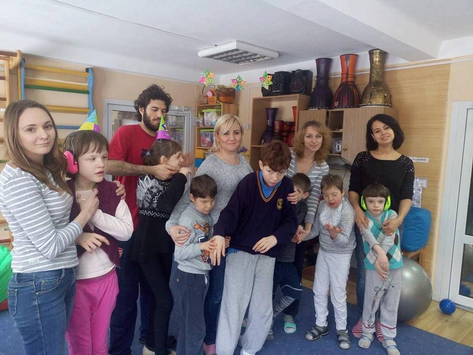 Центр «Родина» у Києві доглядає особливих дітей на противагу державі (фото)
