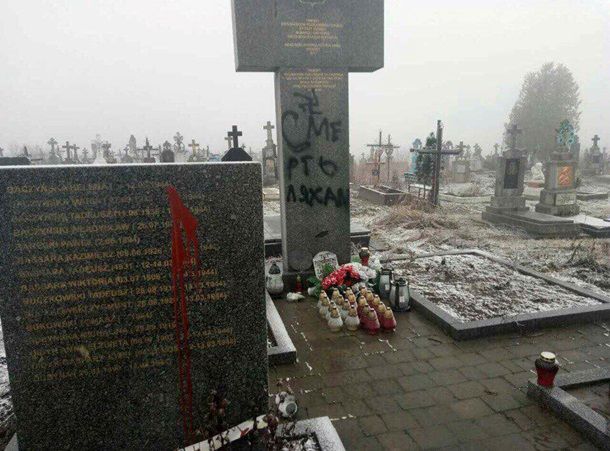 У Підкамені на Львівщині вандали осквернили польські могили (фото)