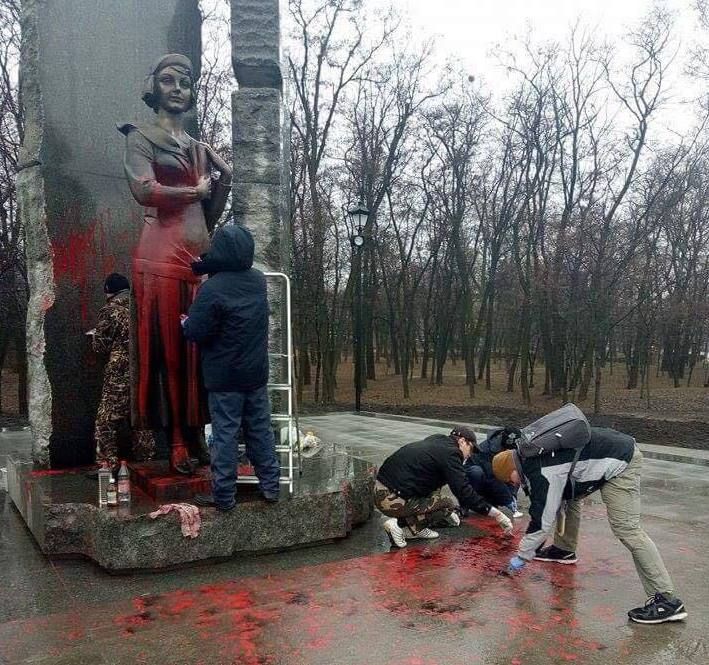 Кияни відмили від фарби пам’ятник Олені Телізі раніше за Кличка (фото)