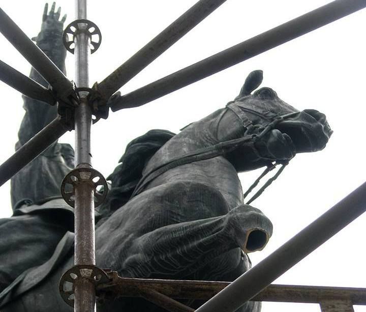 У Києві відпиляли ногу коня з пам’ятника Щорсу