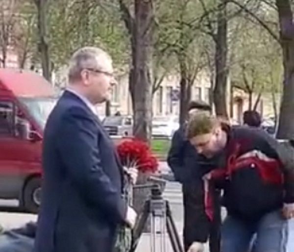 Олександр Вілкул піариться на покладанні квітів до пам'ятника (відео)