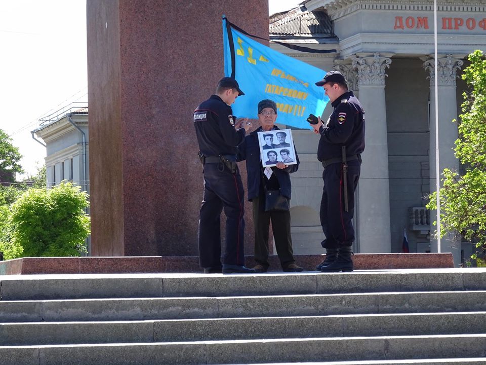 В Криму силовики блокують акції пам'яті жертв депортації, активістів затримують (фото)