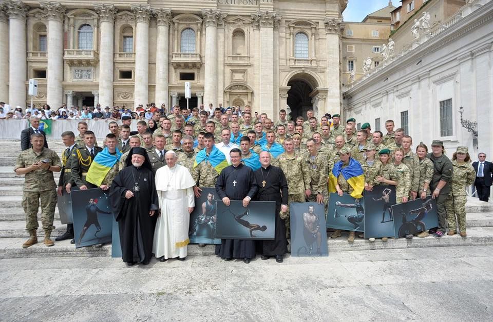 Папі Франциску подарували прапор України ветерани АТО