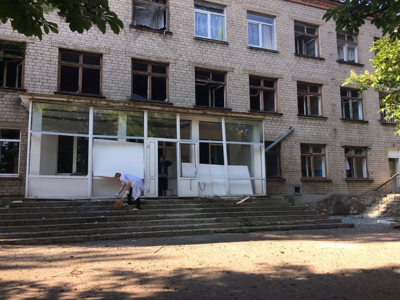 Бойовики обстріляли Красногорівку: пошкоджені лікарня та школа (фото)