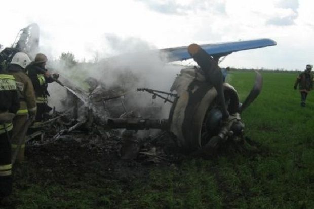 У Чернігові розбився літак зачепивши будинок (фото)