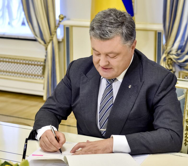 Порошенко підписав закон про заборону георгіївської стрічки в Україні