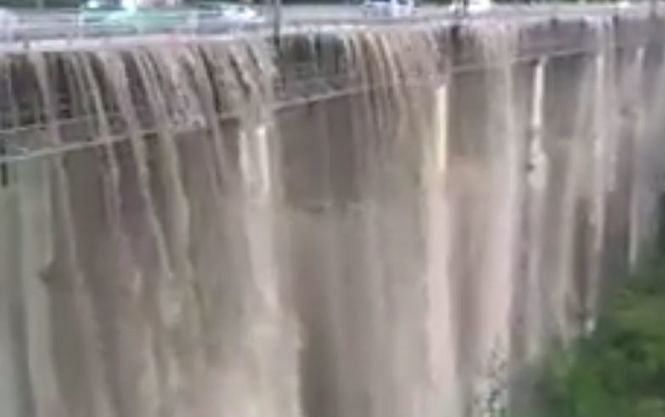 У Кам'янці-Подільському злива перетворила міст на водоспад (відео)