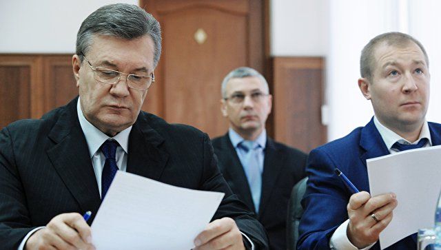 Янукович відкликав адвокатів з процесу щодо держзради
