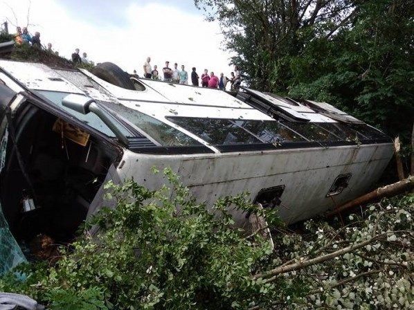 В Тернопільській області автобус з коломийськими туристами впав у прірву (фото)