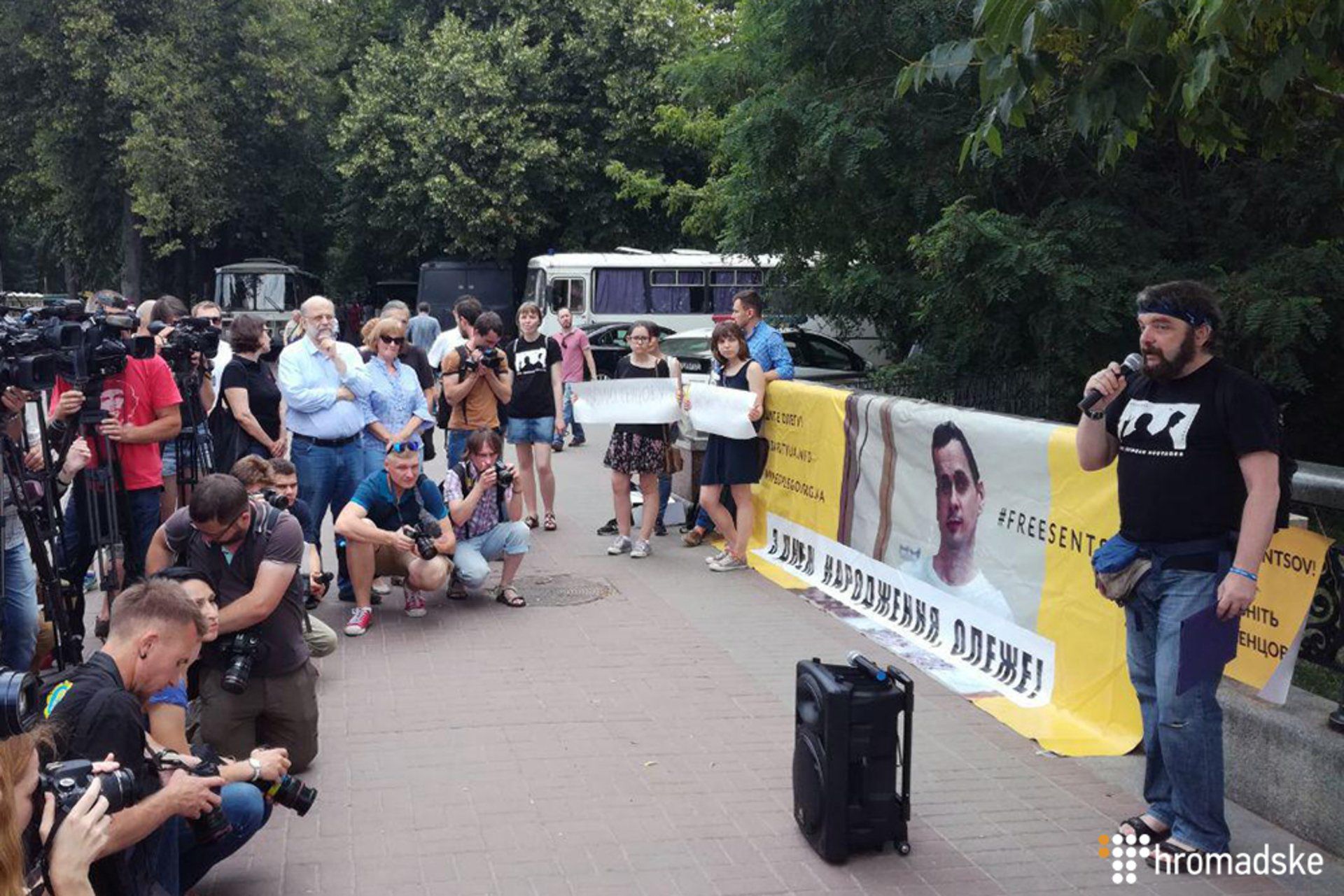 У Маріїнському парку в Києві активісти привітали Олега Сенцова із Днем народження (відео)