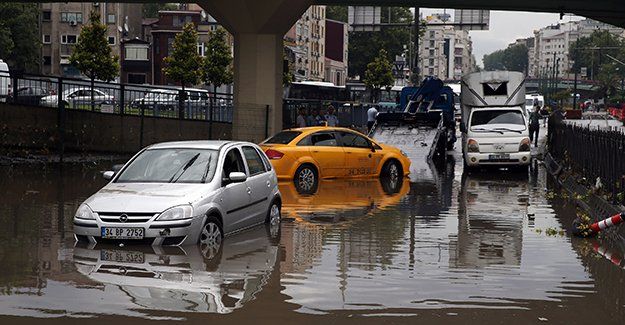 У Стамбулі злива затопила дороги та метро (фото)