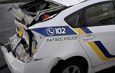 У Києві вантажіка на великій швидкості врізалася в автомобіль поліції (фото)
