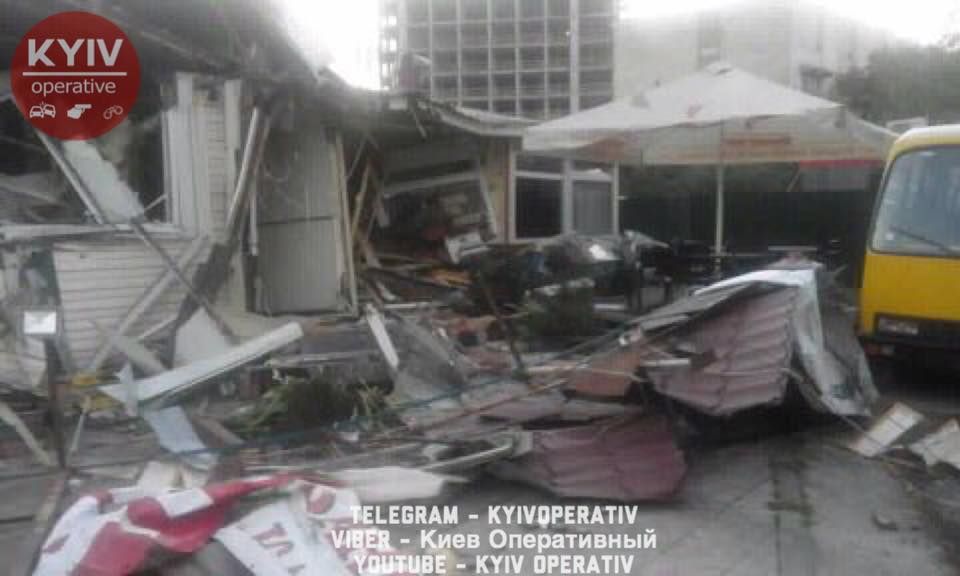 У Києві знесли МАФ-кафе із відвідувачами всередині: є постраждалі