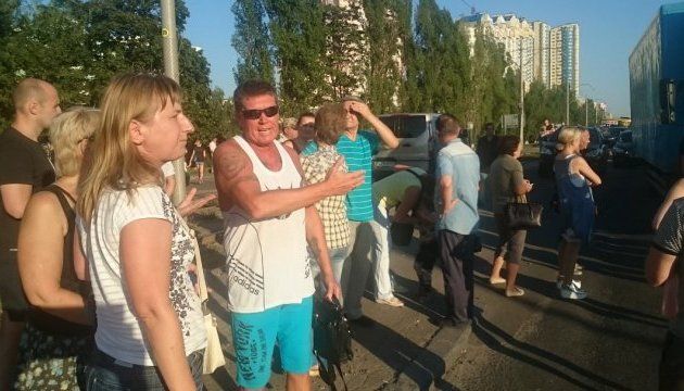 У Києві перекрито Харківське шосе через протести киян (фото)