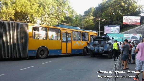 У Тернополі тролейбус зіткнувся з БРДМ (фото)