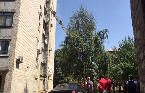 У Києві чоловік вистрибнув із 7-го поверху через пожежу