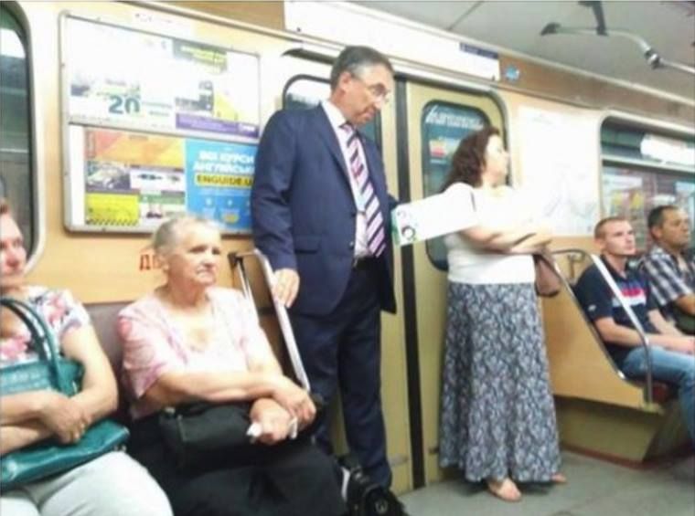 Посла Канади сфотографували в київському метро по дорозі на роботу