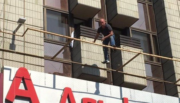 У Києві чоловік погрожує зістрибнути із третього поверху та вимагає російського консула