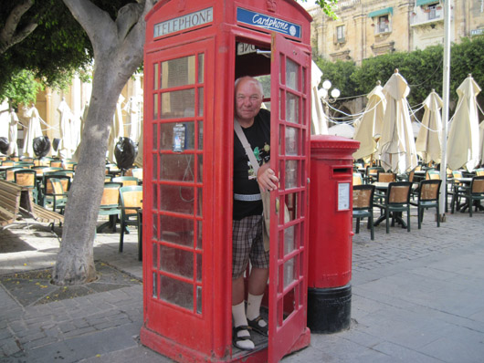 Британська влада вирішила позбутись славетних червоних телефонних будок