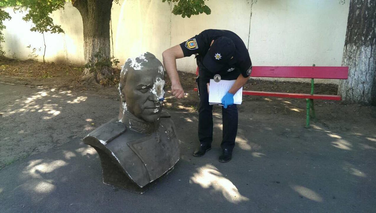 В Одесі повалили погруддя маршала Жукова (фото)