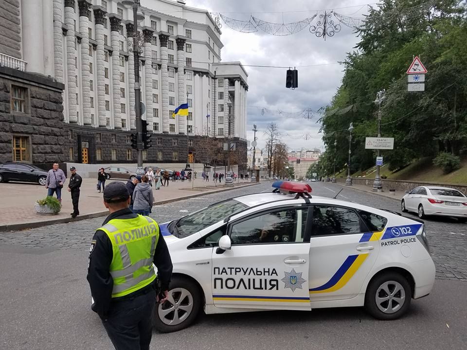 На Грушевського в центрі Києва стався вибух: двоє постраждалих (фото, відео)