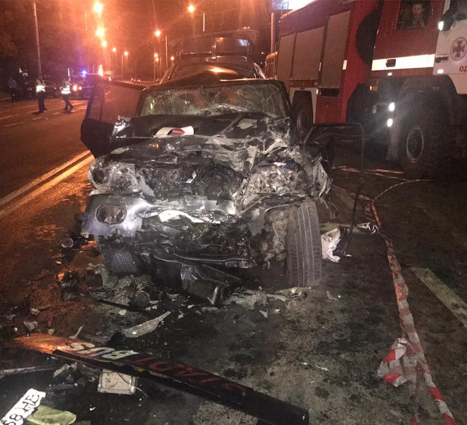 В Одесі позашляховик влетів у рейсовий автобус: одна загибла, 12 травмованих