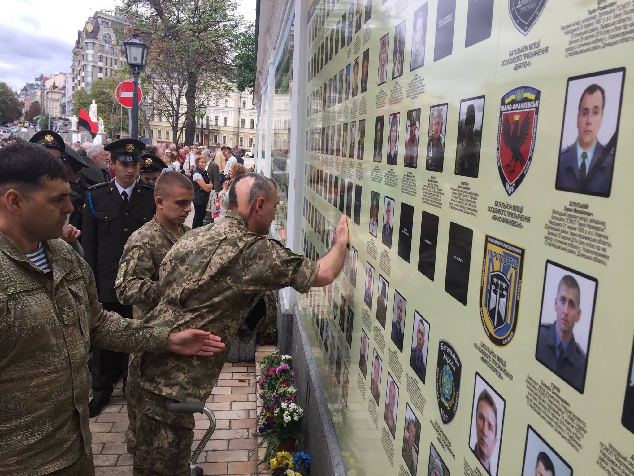 Річниця Іловайська: генерал Гордійчук поцілував перед богунівцями фото загиблих героїв (фото)