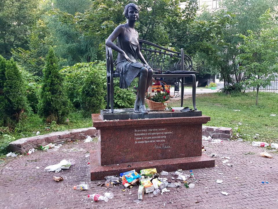 П’яні студенти, розбиті пляшки та гори сміття: в парку біля КПІ відсвяткували «посвяту» (фото)