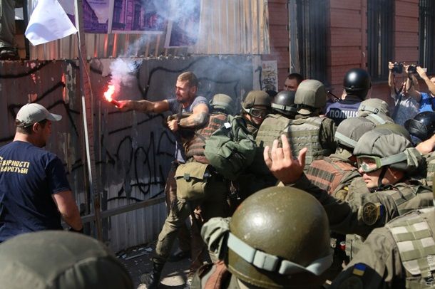 В Одесі на скандальному будівництві сталася сутичка, поліція застосувала сльозогінний газ