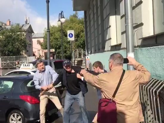 Адвокат Ілля Новіков побився із праворадикалом-хуліганом через меморіал Бориса Нємцова (відео)