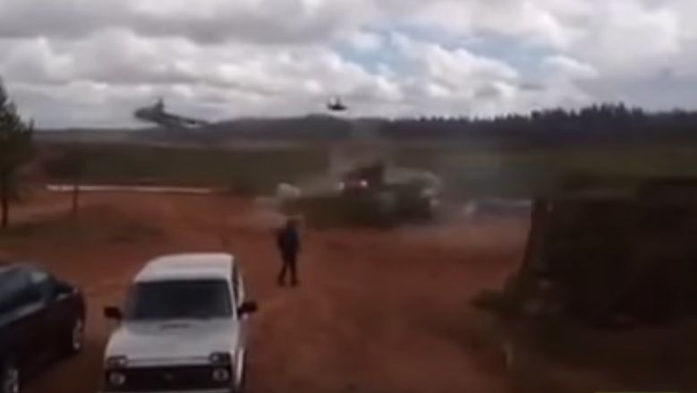Російський вертоліт на навчаннях обстріляв глядачів (відео)