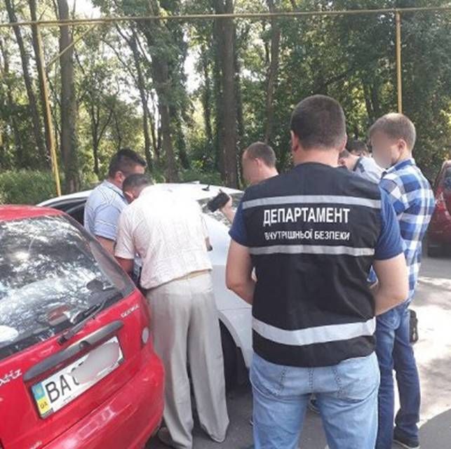У Кропивницькому поліцейського та чиновника спіймали на хабарі (фото)