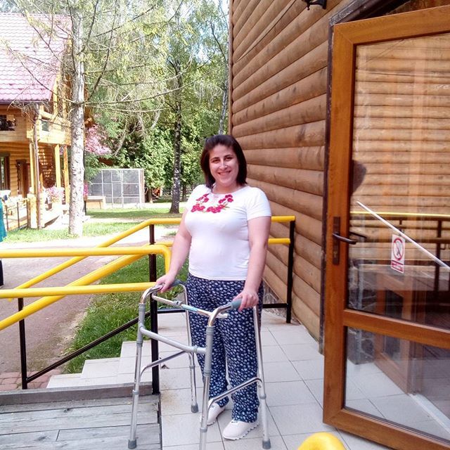 Мирослава Ковбашин встала з інвалідного візка і зібрала на лікування багатодітного батька 50 тис грн