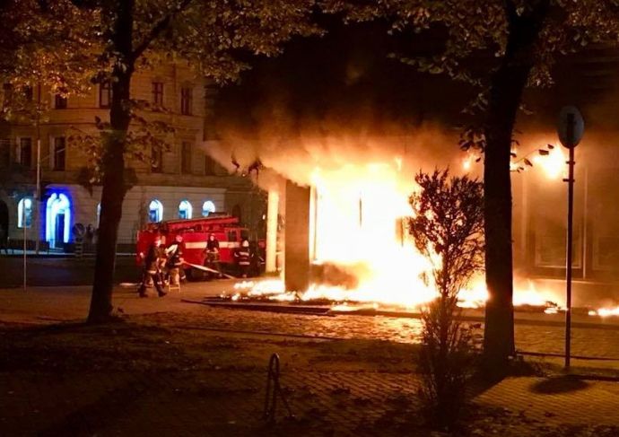 У Львові вщент вигоріло приміщення «Сбєрбанку» (відео)
