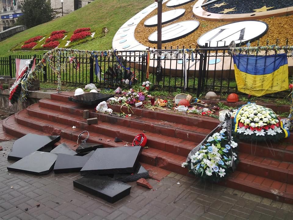 На Майдані Незалежності уродженець Луганська розбив народний меморіал Небесної Сотні (фото)