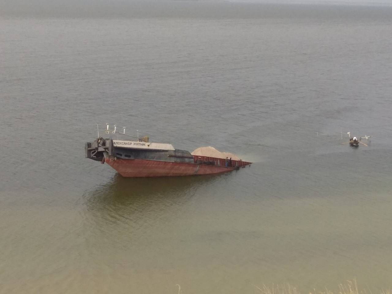 У Каховському водосховищі потонула баржа «Александр Житник» з нафтопродуктами