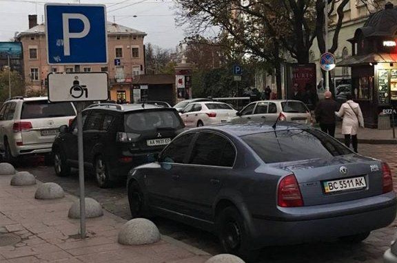 У Львові на місці для автівок людей з інвалідністю помітили службове авто голови обладміністрації Синютки