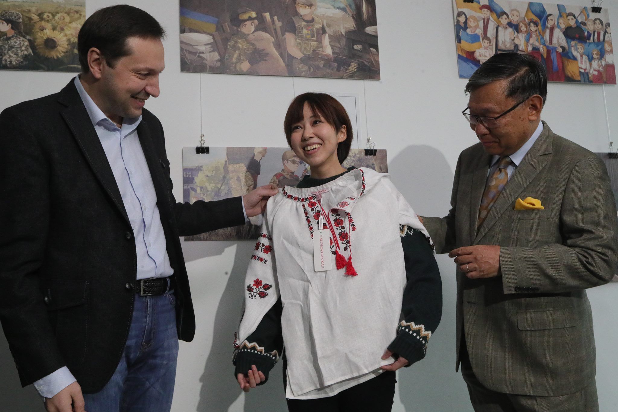 У Києві відкрили виставку японської художниці Нацуме, яка малює українських захисників у стилі аніме